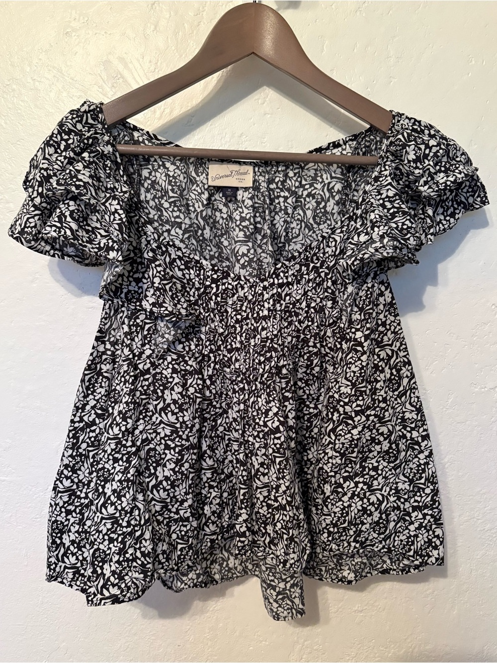 3/$20! Universal Thread Black & White Floral Ruffle Sleeve Top - Picture 2 of 4